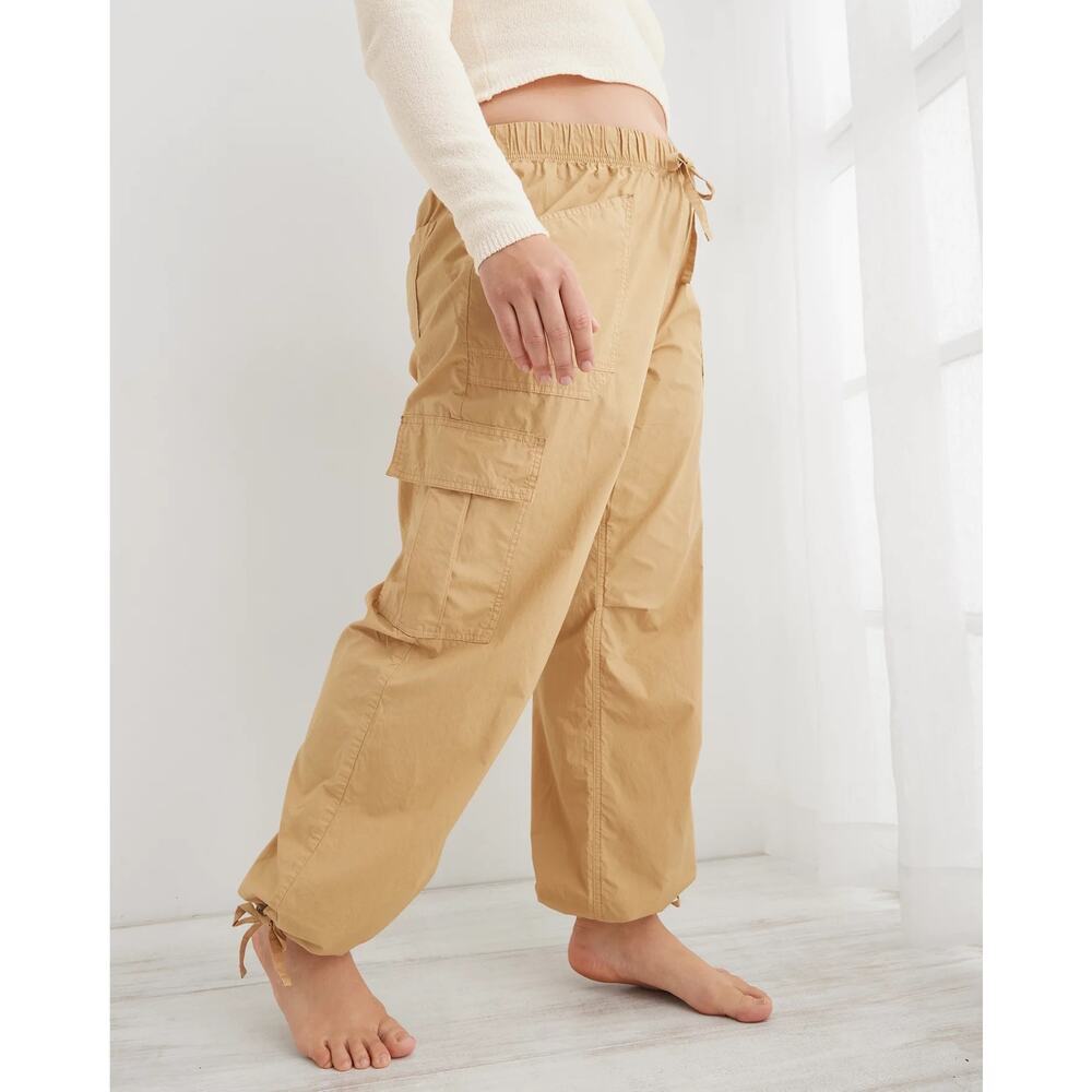Aerie Avenue Baggy Cargo Pant. Khaki. Size Medium